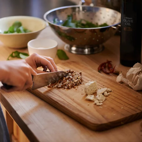 Απόλαυσε υγιεινό φαγητό χωρίς μικροπλαστικά: Τι πρέπει να αλλάξεις στα μαγειρικά σου σκεύη