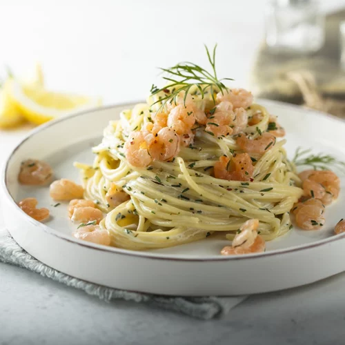 "Mυρίζει θάλασσα": Αρωματική γαριδομακαρονάδα με λεμόνι, σκόρδο, κρασί