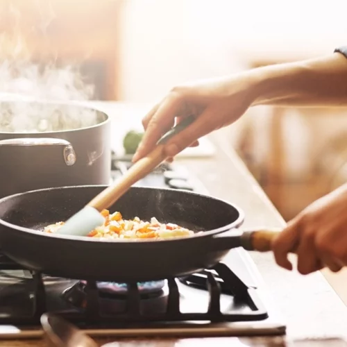 Μαγειρεύεις πολύ; Μήπως κινδυνεύεις από σύνδρομο του καρπιαίου σωλήνα;