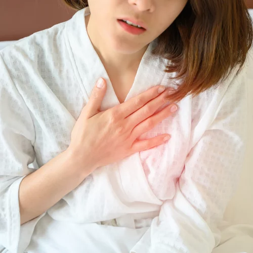 Γιατί ξυπνάω νιώθοντας βάρος στο στήθος;