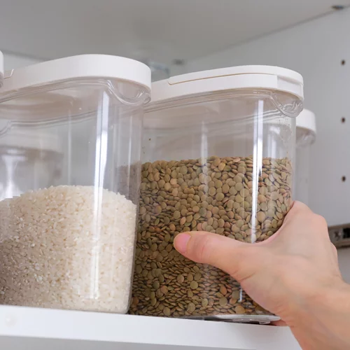 Σκόροι τροφίμων: 3 tips για να προστατεύσεις τα ντουλάπια της κουζίνας σου