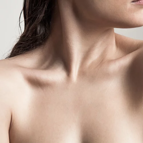 Τρεις τρόποι να κάνεις το ντεκολτέ σου να δείχνει πιο νεανικό