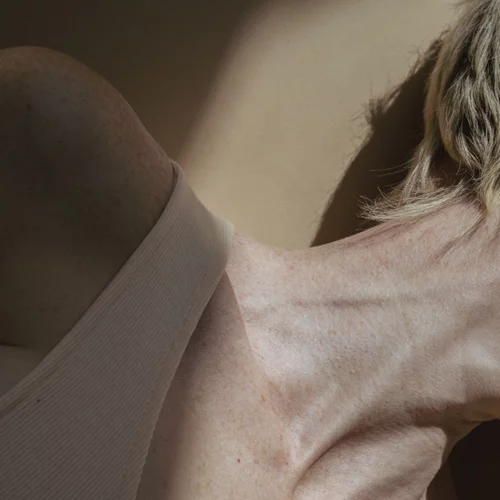 Ο απίστευτος λόγος που μπορεί να προκαλέσει (πρόωρες) ρυτίδες στον λαιμό