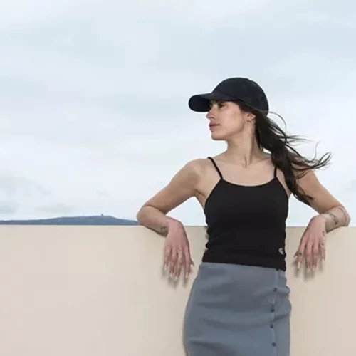 H Ραφαέλα Ψαρρού σου προτείνει τα effortless cool looks του καλοκαιριού με κομμάτια από τη νέα συλλογή της Calvin Klein