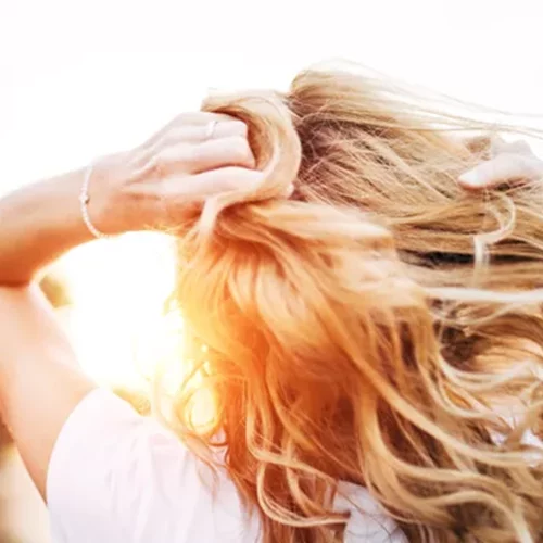 Τα καλύτερα αντηλιακά μαλλιών για προστασία, ενυδάτωση και λάμψη στα μαλλιά φέτος το καλοκαίρι