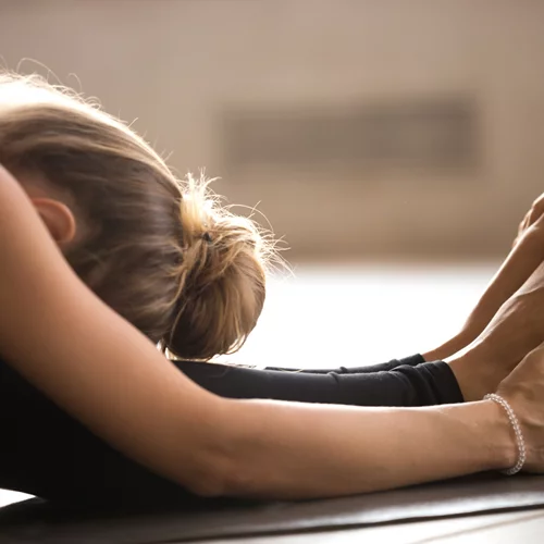 Πώς η yin yoga μπορεί να κάνει τις προπονήσεις (και τη ζωή σου) καλύτερες