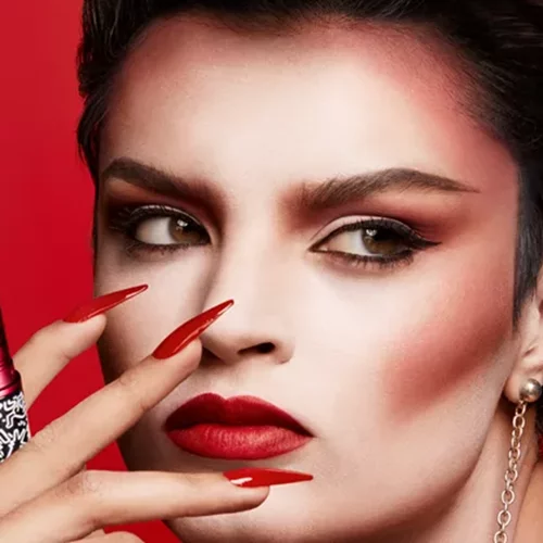 Δημιούργησε αμέτρητους, συναρπαστικούς συνδυασμούς με μόλις τρία special-edition κραγιόν