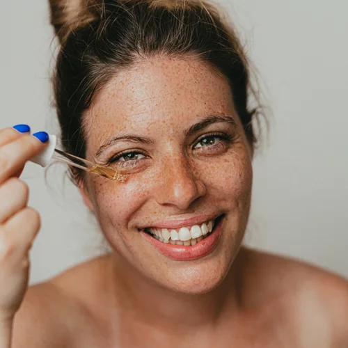 Το αντιγηραντικό σέρουμ με υαλουρονικό οξύ που λατρεύουν οι Γαλλίδες θα το βρεις και στα ελληνικά φαρμακεία