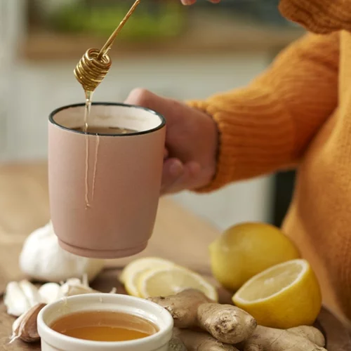 Έκλεισε η φωνή σου; Τα δημοφιλή "σπιτικά" γιατροσόφια που ΔΕΝ δουλεύουν σύμφωνα με τους ειδικούς