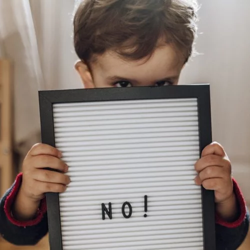 7 φράσεις για να μάθεις στα παιδιά σου να θέτουν όρια