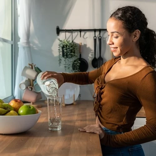 Πρόσθεσε στο νερό σου 1 από τα 12 φυσικά συστατικά της λίστας και δες την επιδερμίδα σου να λάμπει