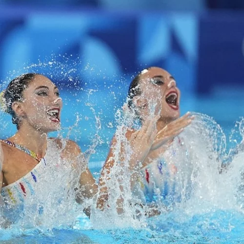 Ολυμπιακοί Αγώνες 2024: Η Πλατανιώτη σημαιοφόρος μαζί με τον Καραλή στη τελετή λήξης