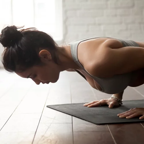 Κάψε λίπος, χτίσε μυς: Γιατί όλο και περισσότεροι εγκαταλείπουν τα βάρη για την καλλισθενική;