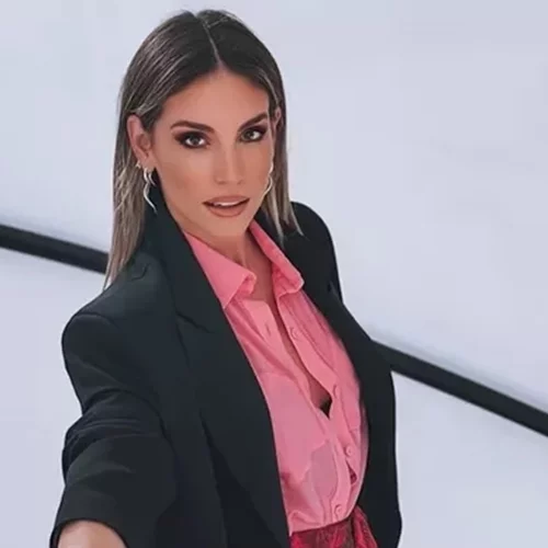 Ο πανεύκολος τρόπος για να πετύχεις μπούκλες με την πρέσα ισιώματος σύμφωνα με την Αθηνά Οικονομάκου