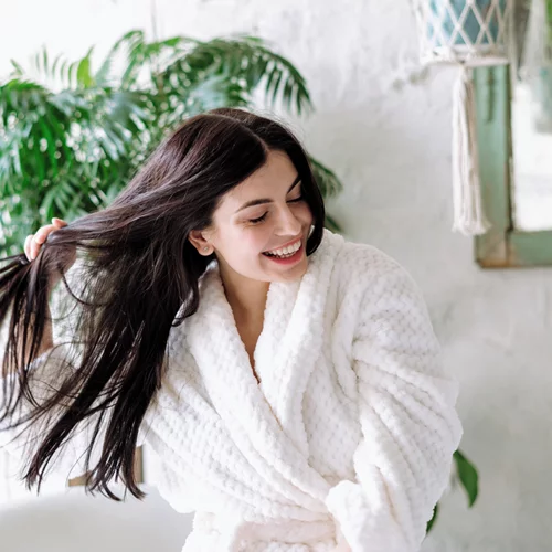 Δεν προλαβαίνεις να λουστείς; Το τέλειο χτένισμα που θα καμουφλάρει τις bad hair days σου