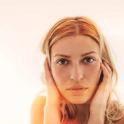 3 σημάδια που δείχνουν ότι η επιδερμίδα σου έχει ανάγκη από μια ισχυρή ρουτίνα αντιγήρανσης