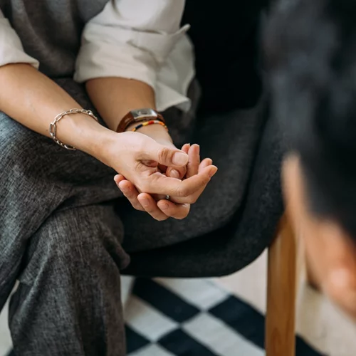 "Εγώ δε θέλω ψυχολόγο, έχω τους φίλους μου": Γιατί αντιστέκεσαι στην ψυχοθεραπεία;