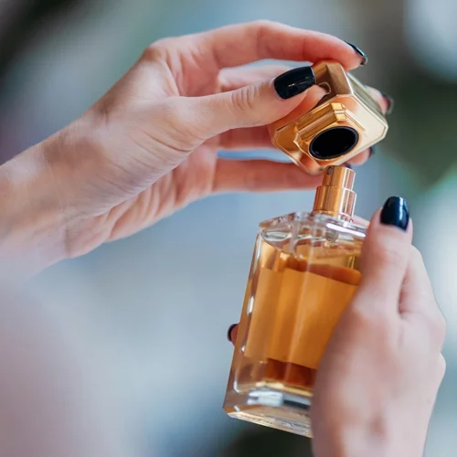 Γλυκά και καθαρά: 3 νέα αρώματα που θα κάνουν τους πάντες να αναρωτιούνται τι φοράς