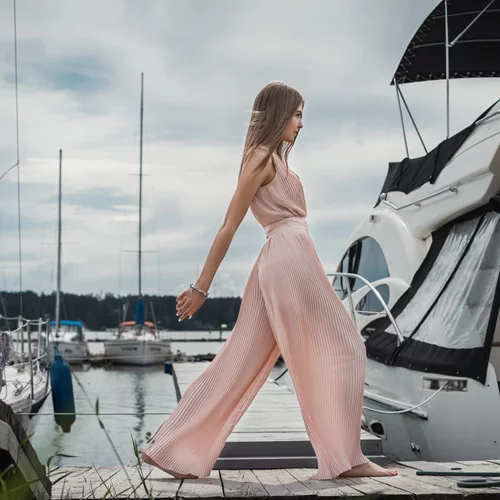 Αυτά είναι τα παντελόνια που θα σε πείσουν να πεις "όχι" στα τζιν σου φέτος το καλοκαίρι