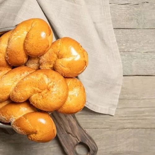 Πασχαλινά κουλουράκια: Η πανεύκολη συνταγή χωρίς μίξερ του Άκη Πετρετζίκη, για να μοσχομυρίσει το σπίτι