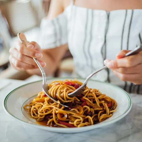 Πεινάς συνέχεια; Οι 6 ορμόνες που κρύβονται πίσω από την όρεξή σου