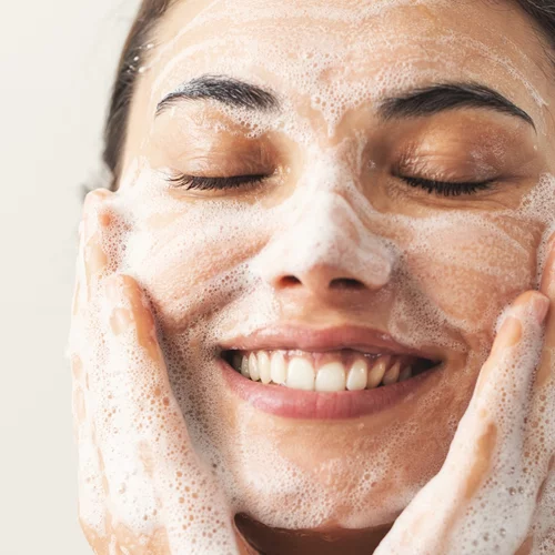 Διπλός καθαρισμός προσώπου: Τα 4 λάθη που κάνεις και σαμποτάρουν την επιδερμίδα σου