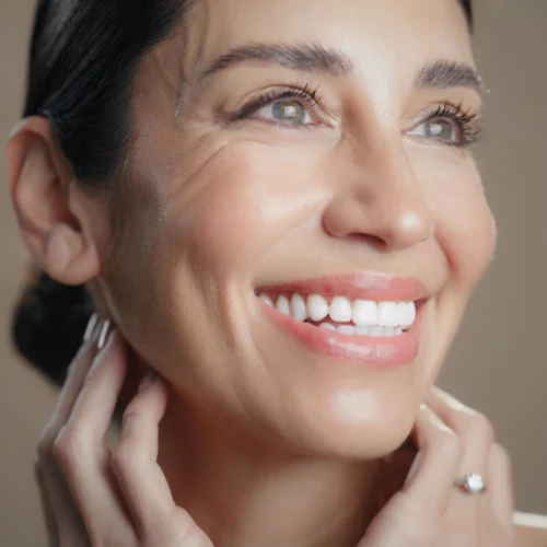 40 και λαμπερή: Τα must-have ενεργά συστατικά στη ρουτίνα σου