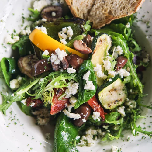 Πώς να φτιάξεις μια νόστιμη και υγιεινή σαλάτα; Τα 6 βασικά βήματα της διατροφολόγου