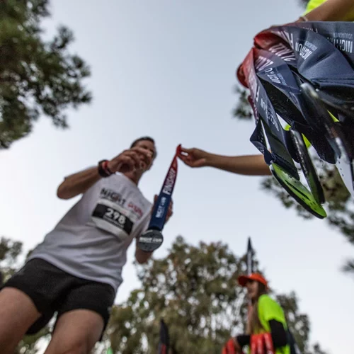 Night Run Vouliagmeni: Ο πιο ειδυλλιακός αγώνας δρόμου στο golden hour της Αθηναϊκής Ριβιέρας