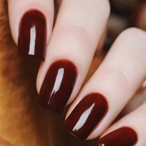 7 χρώματα νυχιών που κάνουν ακόμα και το πιο basic σύνολο να δείχνει ακριβό