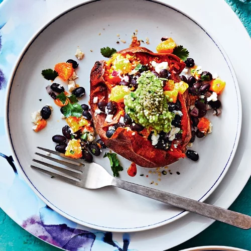 Γλυκοπατάτες με μαύρα φασόλια, πορτοκάλι και φέτα