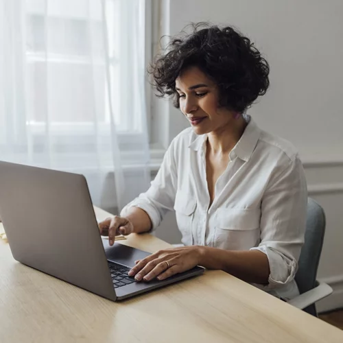Πώς θα κάθεσαι σωστά στο γραφείο για να μην πονάει η πλάτη σου;