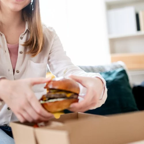 10 στρατηγικές για να ξεπεράσεις τον εθισμό στην επεισοδιακή υπερφαγία