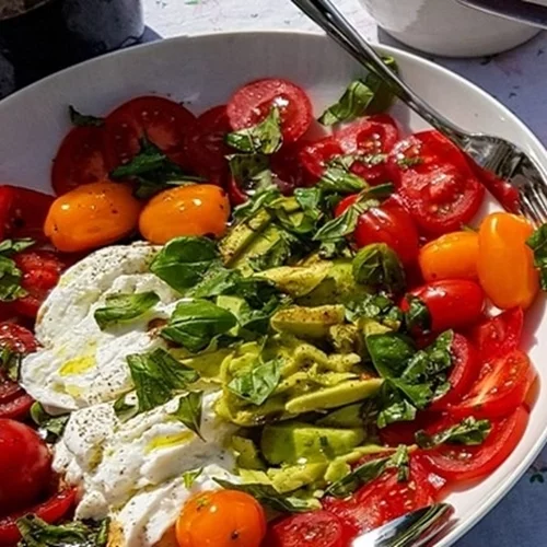 Τέλειο πιάτο με άρωμα καλοκαιριού - Δροσερό, με ντοματίνια και βελούδινη τυρένια σως