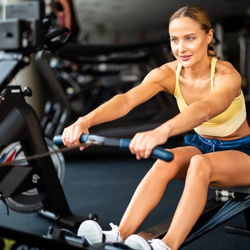 Πρόγραμμα άσκησης: Κάψε 13 θερμίδες το λεπτό στο κωπηλατικό, γιατί μπορείς!