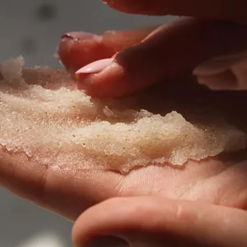 5 scrubs σώματος με λαχταριστά αρώματα που θα σε ενθουσιάσουν