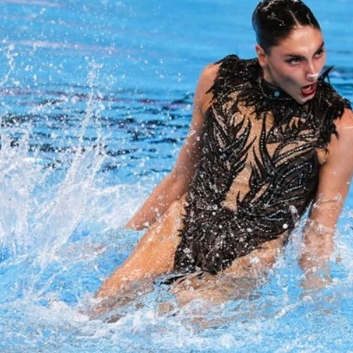 H Ευαγγελία Πλατανιώτη σε μια χορογραφία μέσα στα καταγάλανα νερά της Σαντορίνης