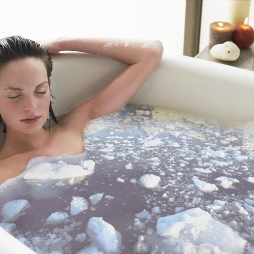 Κρυοθεραπεία: Έχει πραγματικά οφέλη το μπάνιο με πάγο ή είναι μόδα;