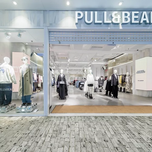 Η Pull&Bear επαναλειτουργεί το flagship κατάστημά της στην Αθήνα