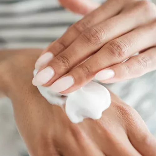 Τι είναι το "slugging manicure" που δοκιμάζουν τελευταία όλες οι skincare gurus;