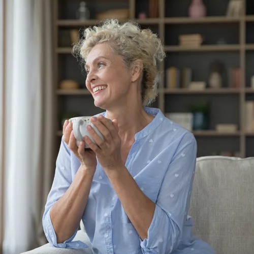 Mετά τα 60: Ποιο ρόφημα συνδέεται με καλύτερη οστική πυκνότητα;