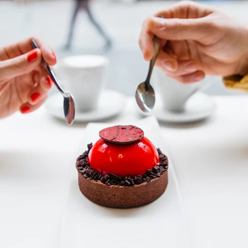 Συνταγές για το δείπνο του Αγίου Βαλεντίνου με σαλάτα, σολομό και σοκολατένιο γλυκό