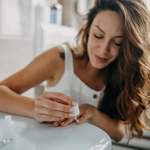 Βερνίκι νυχιών που φεύγει δύσκολα; Το hack για να το αφαιρέσεις σωστά