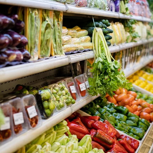 Η νέα "Dirty Dozen": Η λίστα με τα 12 πιο επιβαρυμένα φρούτα και λαχανικά με κοκτέιλ φυτοφαρμάκων