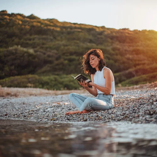 Διακοπές με τις πιο έξυπνες γυναίκες του κόσμου: Πέντε βιβλία που αξίζει να πάρεις μαζί σου