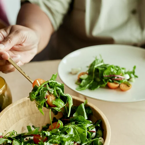 Οι 5+1 τροφές που πρέπει να τρώμε περισσότερο μετά τα 60, σύμφωνα με τους διατροφολόγους