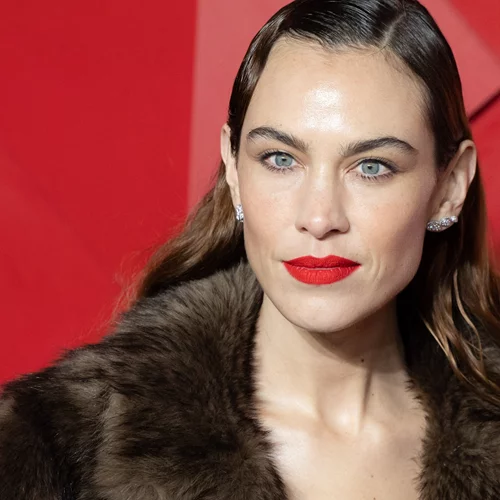 Alexa Chung: Αυτή είναι η viral ενυδατική κρέμα στην οποία ορκίζεται