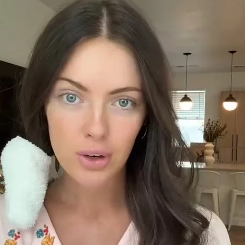 Πώς θα κάνεις τις πιο τέλειες χαλαρές μπούκλες χωρίς θερμότητα με... ένα ζευγάρι κάλτσες!