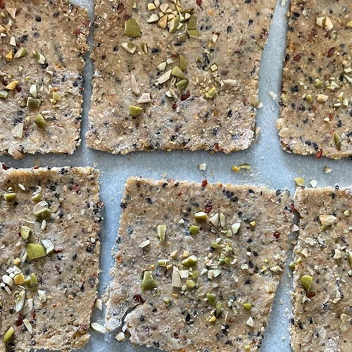 Σπιτικά κράκερς: Η συνταγή με βρώμη, ρίγανη και λιαστή ντομάτα