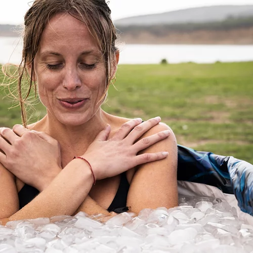 Είναι ευεργετική η βύθιση σε νερό με πάγο; Ειδικοί εξηγούν τα πλεονεκτήματα και τα μειονεκτήματα